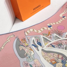 “马术学院”140双面同色丝毛披肩~Hermes 手工卷边丝毛方巾(30%桑蚕丝70%羊毛) 这款爱马仕的经典单品展现 “马术学院”140双面同色丝毛披肩~Hermes 手工卷边丝毛方巾(30%桑蚕丝70%羊毛) 这款爱马仕的经典单品展现