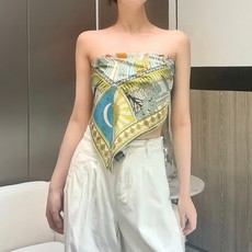 “奇珍异宝”90厘米方巾 手工卷边斜纹真丝方巾(100%桑蚕丝)。 爱马仕丝巾是创意和作品故事的无限源泉,每季皆推出全新 “奇珍异宝”90厘米方巾 手工卷边斜纹真丝方巾(100%桑蚕丝)。 爱马仕丝巾是创意和作品故事的无限源泉,每季皆推出全新