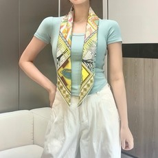 “奇珍异宝”90厘米方巾 手工卷边斜纹真丝方巾(100%桑蚕丝)。 爱马仕丝巾是创意和作品故事的无限源泉,每季皆推出全新 “奇珍异宝”90厘米方巾 手工卷边斜纹真丝方巾(100%桑蚕丝)。 爱马仕丝巾是创意和作品故事的无限源泉,每季皆推出全新