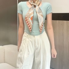 “奇珍异宝”90厘米方巾 手工卷边斜纹真丝方巾(100%桑蚕丝)。 爱马仕丝巾是创意和作品故事的无限源泉,每季皆推出全新 “奇珍异宝”90厘米方巾 手工卷边斜纹真丝方巾(100%桑蚕丝)。 爱马仕丝巾是创意和作品故事的无限源泉,每季皆推出全新