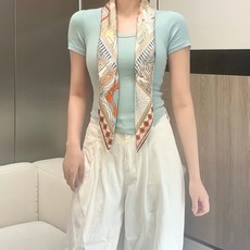 “奇珍异宝”90厘米方巾 手工卷边斜纹真丝方巾(100%桑蚕丝)。 爱马仕丝巾是创意和作品故事的无限源泉,每季皆推出全新 “奇珍异宝”90厘米方巾 手工卷边斜纹真丝方巾(100%桑蚕丝)。 爱马仕丝巾是创意和作品故事的无限源泉,每季皆推出全新