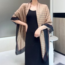 【GG马衔扣羊绒方巾140】羊绒方巾,采用经典GG图案搭配黄色马衔扣印花和纯色镶边,尽显大方优雅的气质。GG图案致敬品牌 【GG马衔扣羊绒方巾140】羊绒方巾,采用经典GG图案搭配黄色马衔扣印花和纯色镶边,尽显大方优雅的气质。GG图案致敬品牌