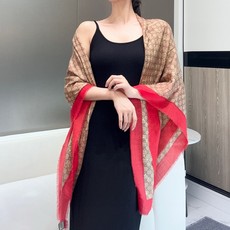 【GG马衔扣羊绒方巾140】羊绒方巾,采用经典GG图案搭配黄色马衔扣印花和纯色镶边,尽显大方优雅的气质。GG图案致敬品牌 【GG马衔扣羊绒方巾140】羊绒方巾,采用经典GG图案搭配黄色马衔扣印花和纯色镶边,尽显大方优雅的气质。GG图案致敬品牌