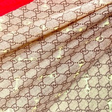 【GG马衔扣羊绒方巾140】羊绒方巾,采用经典GG图案搭配黄色马衔扣印花和纯色镶边,尽显大方优雅的气质。GG图案致敬品牌 【GG马衔扣羊绒方巾140】羊绒方巾,采用经典GG图案搭配黄色马衔扣印花和纯色镶边,尽显大方优雅的气质。GG图案致敬品牌