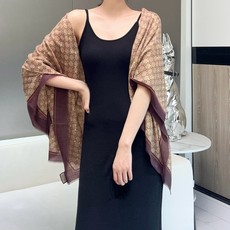 【GG马衔扣羊绒方巾140】羊绒方巾,采用经典GG图案搭配黄色马衔扣印花和纯色镶边,尽显大方优雅的气质。GG图案致敬品牌 【GG马衔扣羊绒方巾140】羊绒方巾,采用经典GG图案搭配黄色马衔扣印花和纯色镶边,尽显大方优雅的气质。GG图案致敬品牌