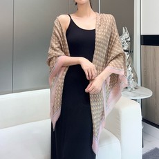 【GG马衔扣羊绒方巾140】羊绒方巾,采用经典GG图案搭配黄色马衔扣印花和纯色镶边,尽显大方优雅的气质。GG图案致敬品牌 【GG马衔扣羊绒方巾140】羊绒方巾,采用经典GG图案搭配黄色马衔扣印花和纯色镶边,尽显大方优雅的气质。GG图案致敬品牌