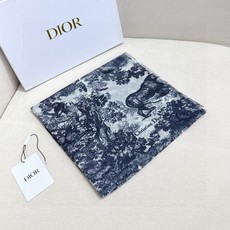 Dior新款伊如动物丛林丝羊绒围巾长款披肩!纯粹的高级和时髦感!太有品味了!!】好看死了,质感有腔调!!Dior招牌的动 Dior新款伊如动物丛林丝羊绒围巾长款披肩!纯粹的高级和时髦感!太有品味了!!】好看死了,质感有腔调!!Dior招牌的动