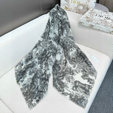 Dior新款伊如动物丛林丝羊绒围巾长款披肩!纯粹的高级和时髦感!太有品味了!!】好看死了,质感有腔调!!Dior招牌的动 Dior新款伊如动物丛林丝羊绒围巾长款披肩!纯粹的高级和时髦感!太有品味了!!】好看死了,质感有腔调!!Dior招牌的动