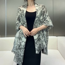 Dior新款伊如动物丛林丝羊绒围巾长款披肩!纯粹的高级和时髦感!太有品味了!!】好看死了,质感有腔调!!Dior招牌的动 Dior新款伊如动物丛林丝羊绒围巾长款披肩!纯粹的高级和时髦感!太有品味了!!】好看死了,质感有腔调!!Dior招牌的动