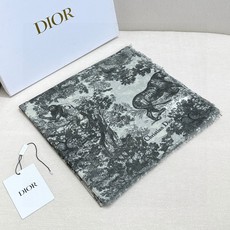 Dior新款伊如动物丛林丝羊绒围巾长款披肩!纯粹的高级和时髦感!太有品味了!!】好看死了,质感有腔调!!Dior招牌的动 Dior新款伊如动物丛林丝羊绒围巾长款披肩!纯粹的高级和时髦感!太有品味了!!】好看死了,质感有腔调!!Dior招牌的动