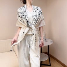 𝑪𝒉𝒂𝒏𝒆𝒍 • 25𝑪《星星物语》方巾 Size:140x140cm 100%羊绒 轻盈柔软,亲肤舒适,四季皆宜。精致 𝑪𝒉𝒂𝒏𝒆𝒍 • 25𝑪《星星物语》方巾 Size:140x140cm 100%羊绒 轻盈柔软,亲肤舒适,四季皆宜。精致