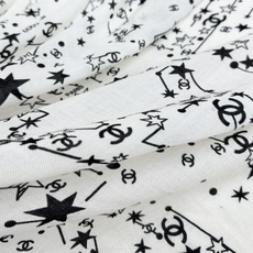 𝑪𝒉𝒂𝒏𝒆𝒍 • 25𝑪《星星物语》方巾 Size:140x140cm 100%羊绒 轻盈柔软,亲肤舒适,四季皆宜。精致 𝑪𝒉𝒂𝒏𝒆𝒍 • 25𝑪《星星物语》方巾 Size:140x140cm 100%羊绒 轻盈柔软,亲肤舒适,四季皆宜。精致
