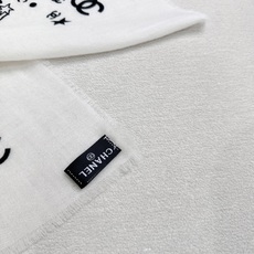 𝑪𝒉𝒂𝒏𝒆𝒍 • 25𝑪《星星物语》方巾 Size:140x140cm 100%羊绒 轻盈柔软,亲肤舒适,四季皆宜。精致 𝑪𝒉𝒂𝒏𝒆𝒍 • 25𝑪《星星物语》方巾 Size:140x140cm 100%羊绒 轻盈柔软,亲肤舒适,四季皆宜。精致