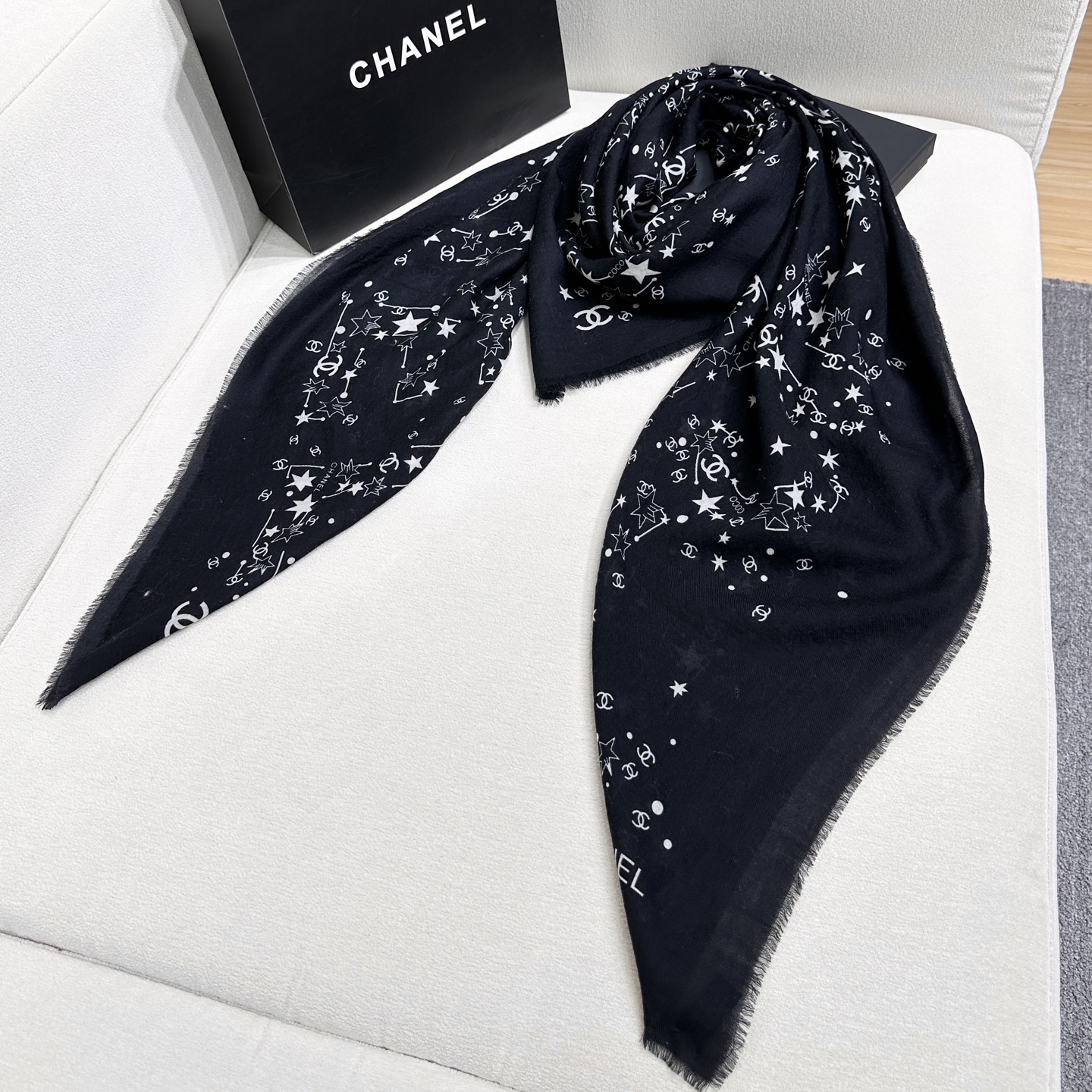 𝑪𝒉𝒂𝒏𝒆𝒍 • 25𝑪《星星物语》方巾 Size：140x140cm 100%羊绒 轻盈柔软，亲肤舒适，四季皆宜。精致