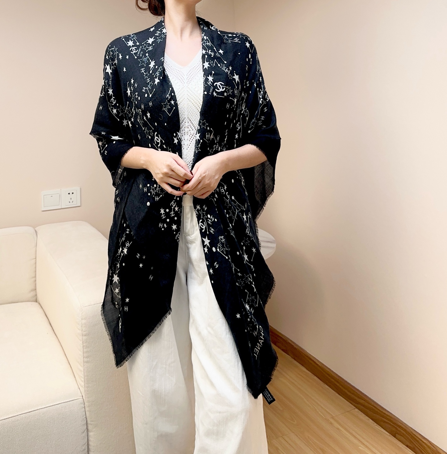 𝑪𝒉𝒂𝒏𝒆𝒍 • 25𝑪《星星物语》方巾 Size：140x140cm 100%羊绒 轻盈柔软，亲肤舒适，四季皆宜。精致