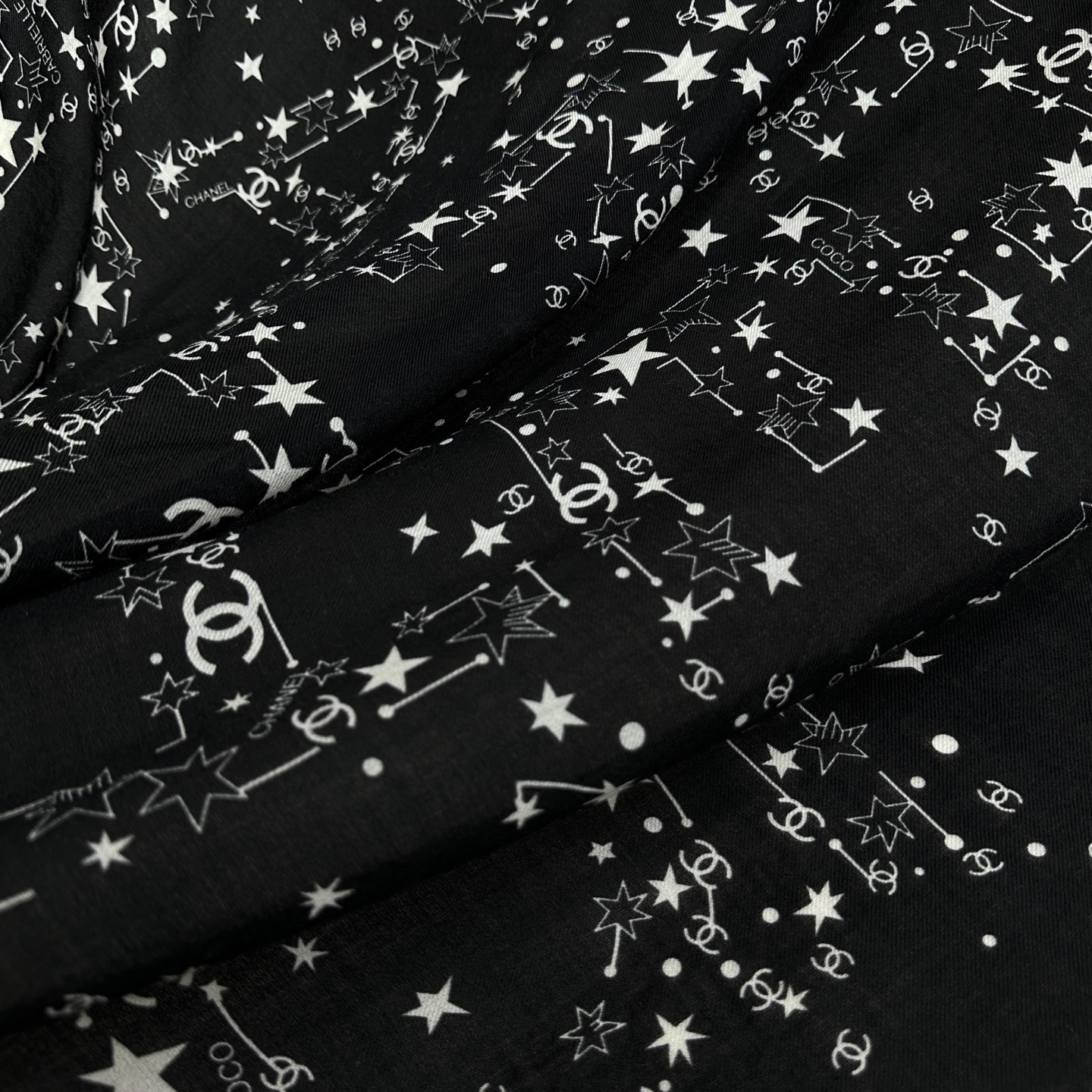 𝑪𝒉𝒂𝒏𝒆𝒍 • 25𝑪《星星物语》方巾 Size：140x140cm 100%羊绒 轻盈柔软，亲肤舒适，四季皆宜。精致