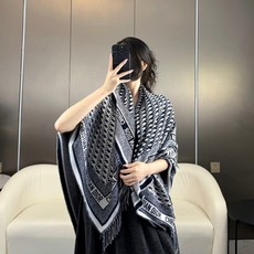 ✔️Dior新款围巾披肩 这款深蓝色羊毛和兔毛围巾采用标志性的 Dior Oblique 印花/刺绣图案装饰,于 196 ✔️Dior新款围巾披肩 这款深蓝色羊毛和兔毛围巾采用标志性的 Dior Oblique 印花/刺绣图案装饰,于 196