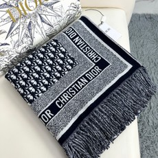 ✔️Dior新款围巾披肩 这款深蓝色羊毛和兔毛围巾采用标志性的 Dior Oblique 印花/刺绣图案装饰,于 196 ✔️Dior新款围巾披肩 这款深蓝色羊毛和兔毛围巾采用标志性的 Dior Oblique 印花/刺绣图案装饰,于 196