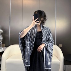 ✔️Dior新款围巾披肩 这款深蓝色羊毛和兔毛围巾采用标志性的 Dior Oblique 印花/刺绣图案装饰,于 196 ✔️Dior新款围巾披肩 这款深蓝色羊毛和兔毛围巾采用标志性的 Dior Oblique 印花/刺绣图案装饰,于 196