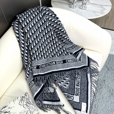 ✔️Dior新款围巾披肩 这款深蓝色羊毛和兔毛围巾采用标志性的 Dior Oblique 印花/刺绣图案装饰,于 196 ✔️Dior新款围巾披肩 这款深蓝色羊毛和兔毛围巾采用标志性的 Dior Oblique 印花/刺绣图案装饰,于 196