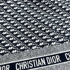 ✔️Dior新款围巾披肩 这款深蓝色羊毛和兔毛围巾采用标志性的 Dior Oblique 印花/刺绣图案装饰,于 196 ✔️Dior新款围巾披肩 这款深蓝色羊毛和兔毛围巾采用标志性的 Dior Oblique 印花/刺绣图案装饰,于 196