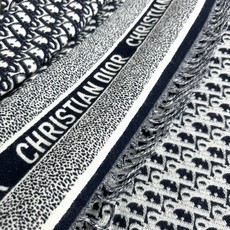 ✔️Dior新款围巾披肩 这款深蓝色羊毛和兔毛围巾采用标志性的 Dior Oblique 印花/刺绣图案装饰,于 196 ✔️Dior新款围巾披肩 这款深蓝色羊毛和兔毛围巾采用标志性的 Dior Oblique 印花/刺绣图案装饰,于 196