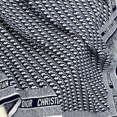 ✔️Dior新款围巾披肩 这款深蓝色羊毛和兔毛围巾采用标志性的 Dior Oblique 印花/刺绣图案装饰,于 196 ✔️Dior新款围巾披肩 这款深蓝色羊毛和兔毛围巾采用标志性的 Dior Oblique 印花/刺绣图案装饰,于 196