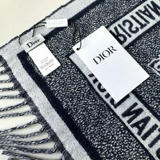 ✔️Dior新款围巾披肩 这款深蓝色羊毛和兔毛围巾采用标志性的 Dior Oblique 印花/刺绣图案装饰,于 196 ✔️Dior新款围巾披肩 这款深蓝色羊毛和兔毛围巾采用标志性的 Dior Oblique 印花/刺绣图案装饰,于 196