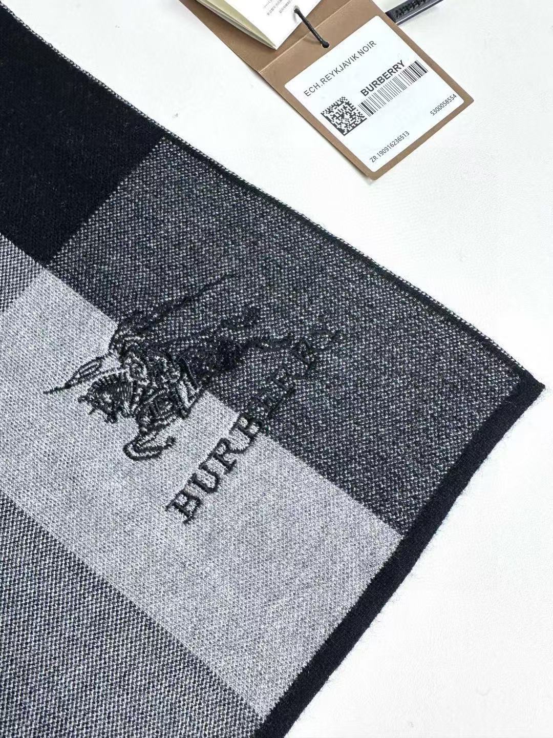Burberry爆款上新 高端男士围巾👍【经典战马格纹】独家牛货🐂  具有超高羊绒品质才会被此品牌青睐‼️这种精品是市场