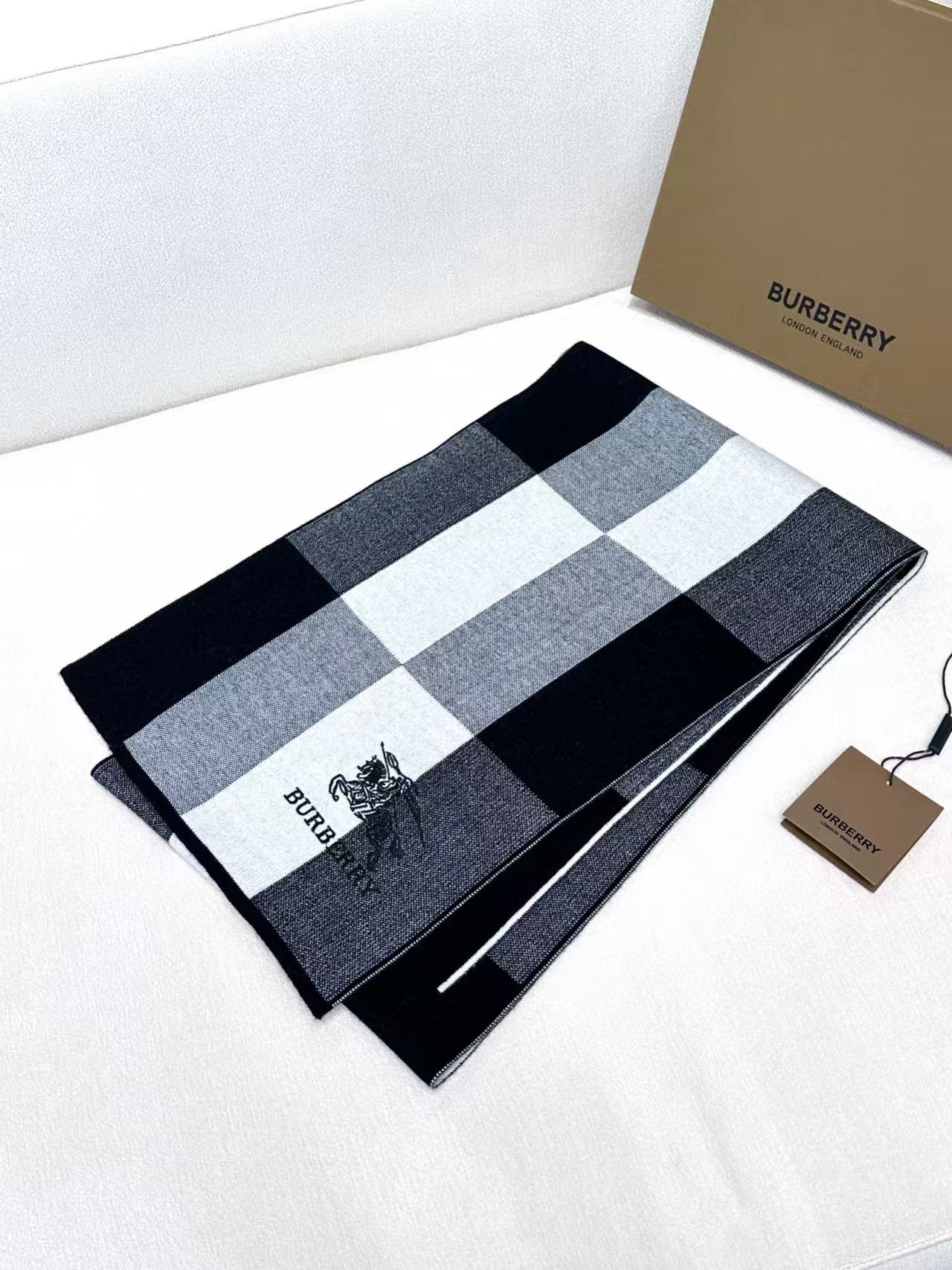 Burberry爆款上新 高端男士围巾👍【经典战马格纹】独家牛货🐂  具有超高羊绒品质才会被此品牌青睐‼️这种精品是市场