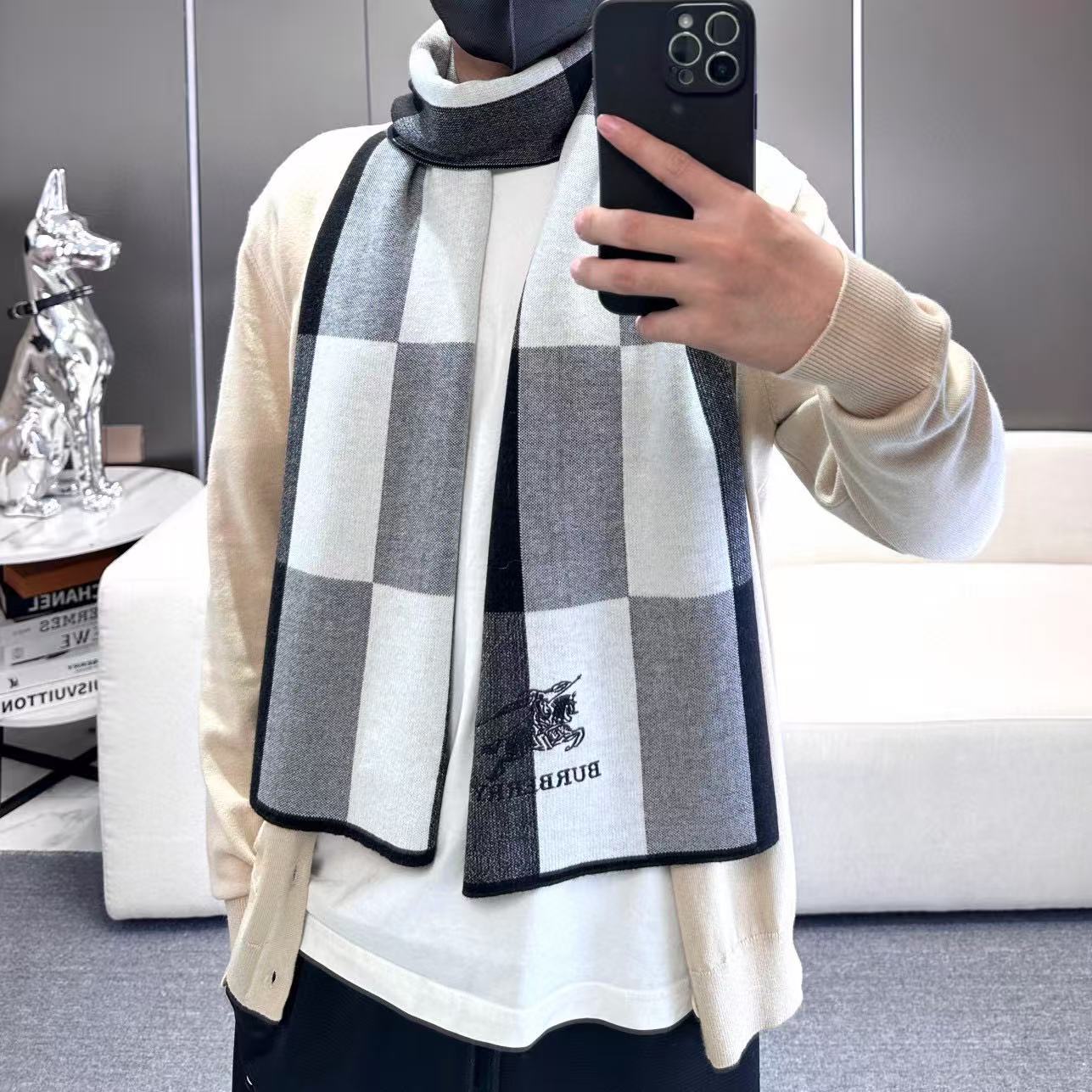 Burberry爆款上新 高端男士围巾👍【经典战马格纹】独家牛货🐂  具有超高羊绒品质才会被此品牌青睐‼️这种精品是市场