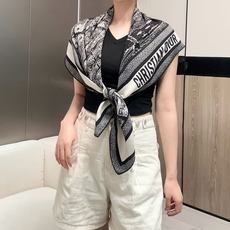Dior ❤【️巴黎地图】黄金尺寸110*110 双面同色丝绒方巾 不爱140繁复尺寸的姐妹可以选择110哦~ PLA Dior ❤【️巴黎地图】黄金尺寸110*110 双面同色丝绒方巾 不爱140繁复尺寸的姐妹可以选择110哦~ PLA