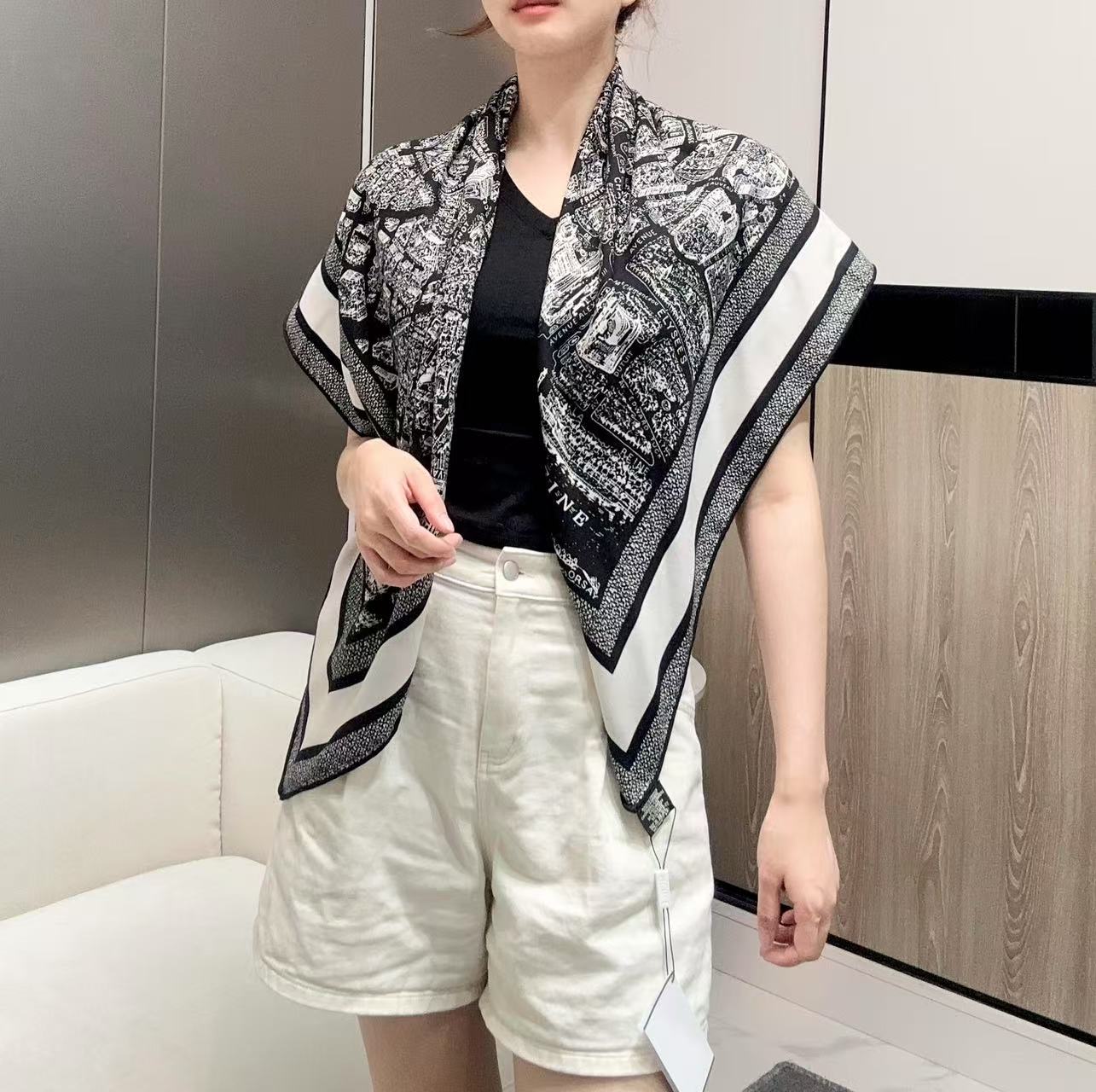 Dior ❤【️巴黎地图】黄金尺寸110*110 双面同色丝绒方巾  不爱140繁复尺寸的姐妹可以选择110哦～ PLA