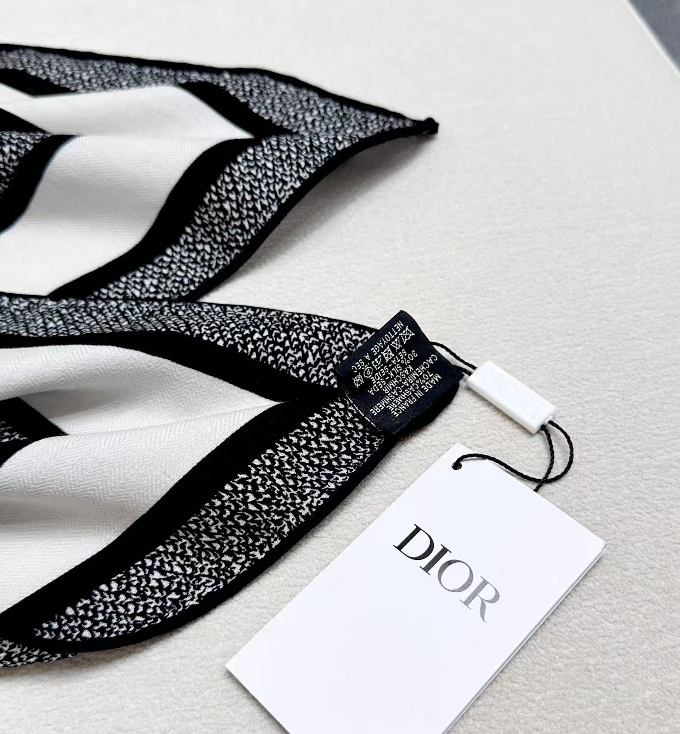 Dior ❤【️巴黎地图】黄金尺寸110*110 双面同色丝绒方巾  不爱140繁复尺寸的姐妹可以选择110哦～ PLA
