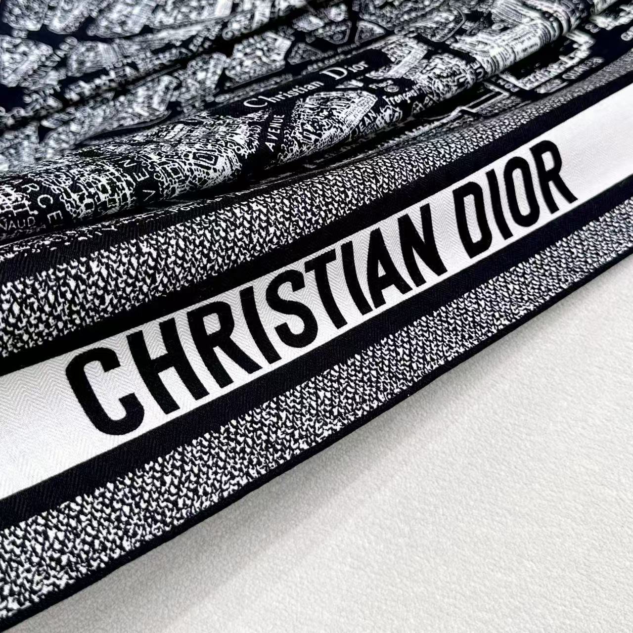 Dior ❤【️巴黎地图】黄金尺寸110*110 双面同色丝绒方巾  不爱140繁复尺寸的姐妹可以选择110哦～ PLA