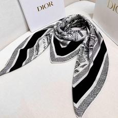 Dior ❤【️巴黎地图】黄金尺寸110*110 双面同色丝绒方巾 不爱140繁复尺寸的姐妹可以选择110哦~ PLA Dior ❤【️巴黎地图】黄金尺寸110*110 双面同色丝绒方巾 不爱140繁复尺寸的姐妹可以选择110哦~ PLA