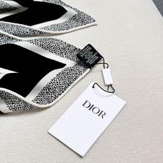 Dior ❤【️巴黎地图】黄金尺寸110*110 双面同色丝绒方巾 不爱140繁复尺寸的姐妹可以选择110哦~ PLA Dior ❤【️巴黎地图】黄金尺寸110*110 双面同色丝绒方巾 不爱140繁复尺寸的姐妹可以选择110哦~ PLA