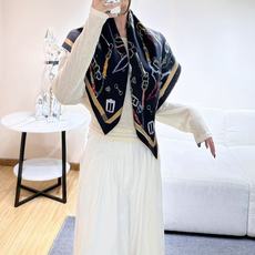 跃动的马儿”90双面方巾 【18mm顶级真丝】 手工卷边斜纹真丝方巾(100%桑蚕丝)。 这款爱马仕的经典单品展现强大 跃动的马儿”90双面方巾 【18mm顶级真丝】 手工卷边斜纹真丝方巾(100%桑蚕丝)。 这款爱马仕的经典单品展现强大