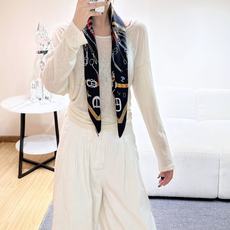 跃动的马儿”90双面方巾 【18mm顶级真丝】 手工卷边斜纹真丝方巾(100%桑蚕丝)。 这款爱马仕的经典单品展现强大 跃动的马儿”90双面方巾 【18mm顶级真丝】 手工卷边斜纹真丝方巾(100%桑蚕丝)。 这款爱马仕的经典单品展现强大