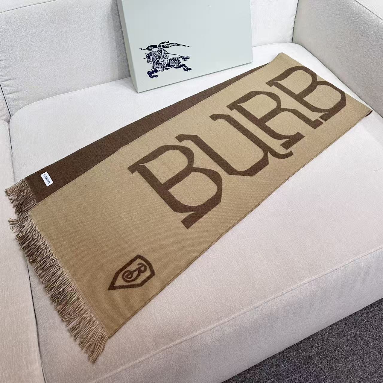 巴宝莉秋冬时髦高级感！男女通用，真的超级百搭好看！！落落大方！Bur独有的调调！！时髦精准到位，却又不用力过猛！！品质，