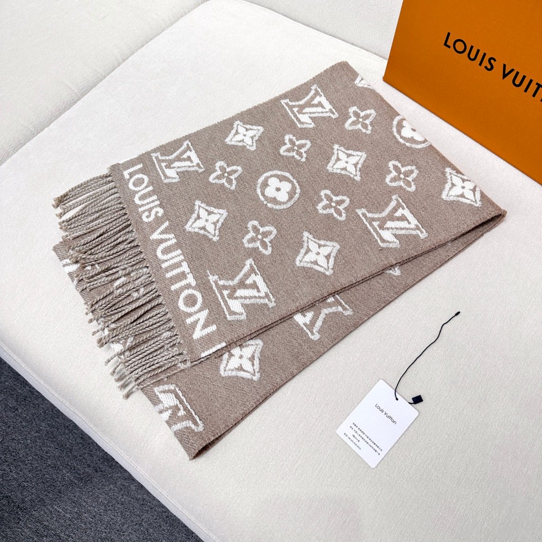 最新爆款到啦LV 3D 围巾为柔软毛绒混纺织入 Monogram 图案，再以撞色羊毛皮演绎瞩目 3D 效果。剪花工艺令两