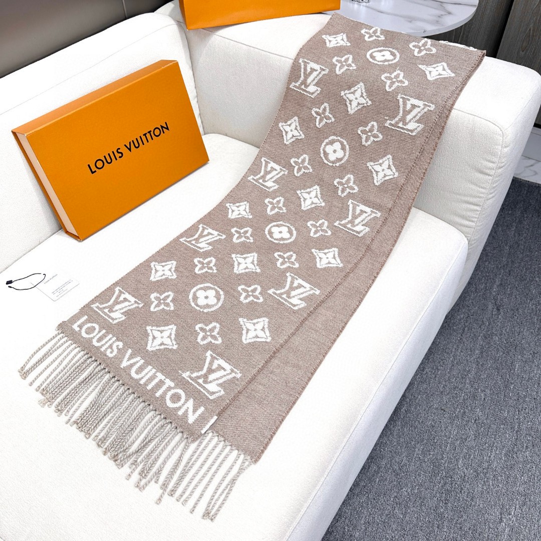 最新爆款到啦LV 3D 围巾为柔软毛绒混纺织入 Monogram 图案，再以撞色羊毛皮演绎瞩目 3D 效果。剪花工艺令两