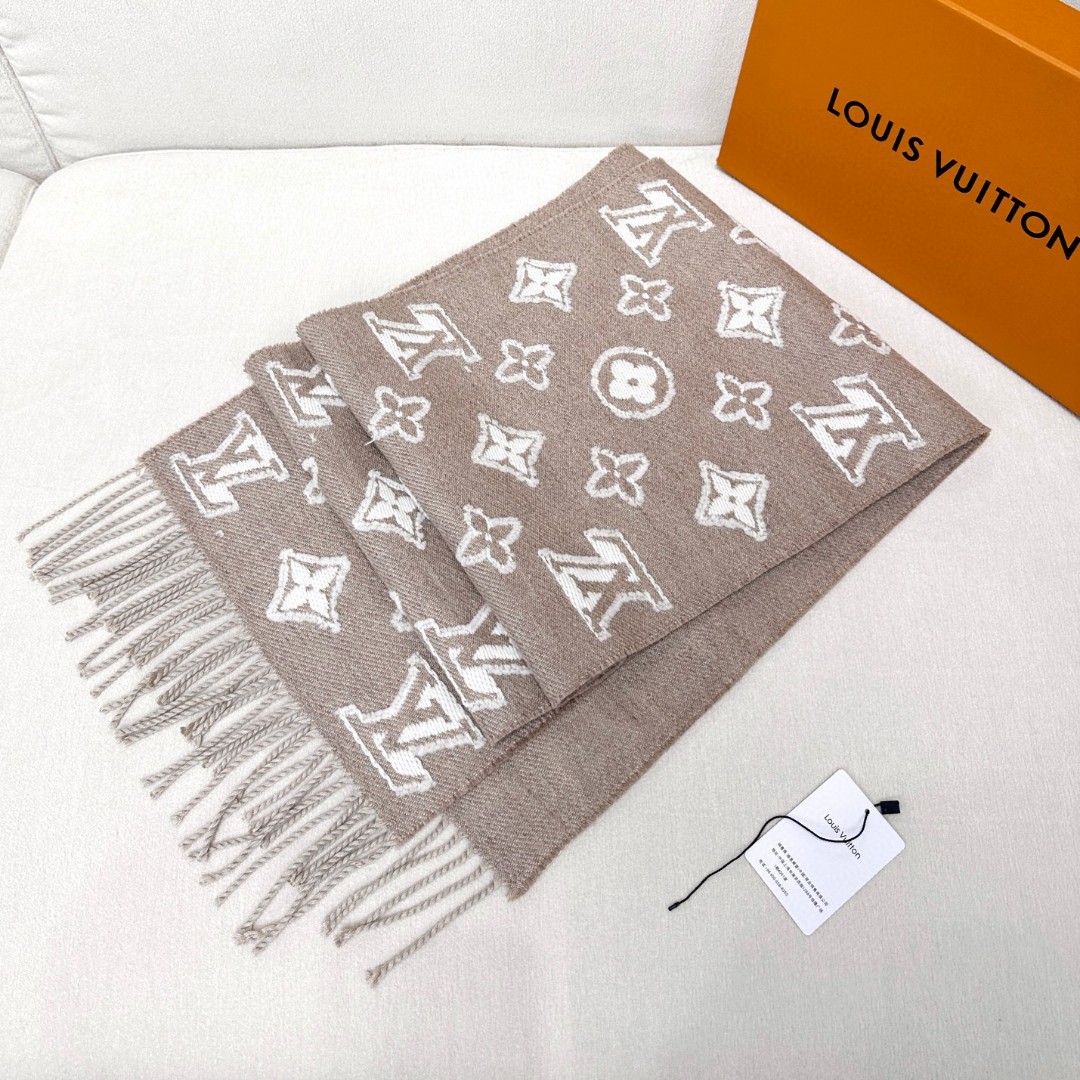 最新爆款到啦LV 3D 围巾为柔软毛绒混纺织入 Monogram 图案，再以撞色羊毛皮演绎瞩目 3D 效果。剪花工艺令两