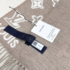 年最新爆款到啦LV 3D 围巾为柔软毛绒混纺织入 Monogram 图案,再以撞色羊毛皮演绎瞩目 3D 效果。剪花工艺令 年最新爆款到啦LV 3D 围巾为柔软毛绒混纺织入 Monogram 图案,再以撞色羊毛皮演绎瞩目 3D 效果。剪花工艺令