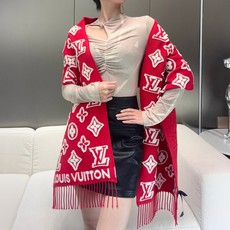 最新爆款到啦LV 3D 围巾为柔软毛绒混纺织入 Monogram 图案,再以撞色羊毛皮演绎瞩目 3D 效果。剪花工艺令两 最新爆款到啦LV 3D 围巾为柔软毛绒混纺织入 Monogram 图案,再以撞色羊毛皮演绎瞩目 3D 效果。剪花工艺令两