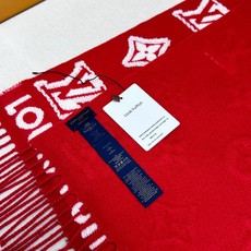 最新爆款到啦LV 3D 围巾为柔软毛绒混纺织入 Monogram 图案,再以撞色羊毛皮演绎瞩目 3D 效果。剪花工艺令两 最新爆款到啦LV 3D 围巾为柔软毛绒混纺织入 Monogram 图案,再以撞色羊毛皮演绎瞩目 3D 效果。剪花工艺令两
