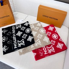 最新爆款到啦LV 3D 围巾为柔软毛绒混纺织入 Monogram 图案,再以撞色羊毛皮演绎瞩目 3D 效果。剪花工艺令两 最新爆款到啦LV 3D 围巾为柔软毛绒混纺织入 Monogram 图案,再以撞色羊毛皮演绎瞩目 3D 效果。剪花工艺令两