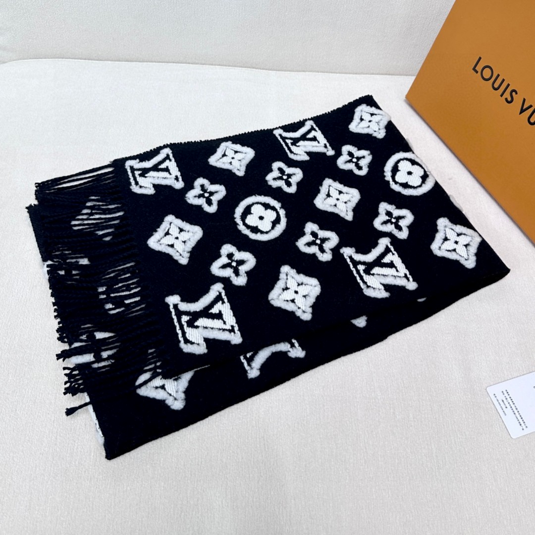 最新爆款到啦LV 3D 围巾为柔软毛绒混纺织入 Monogram 图案，再以撞色羊毛皮演绎瞩目 3D 效果。剪花工艺令两