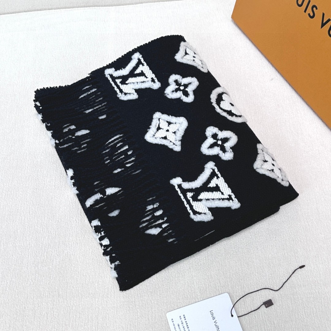 最新爆款到啦LV 3D 围巾为柔软毛绒混纺织入 Monogram 图案，再以撞色羊毛皮演绎瞩目 3D 效果。剪花工艺令两