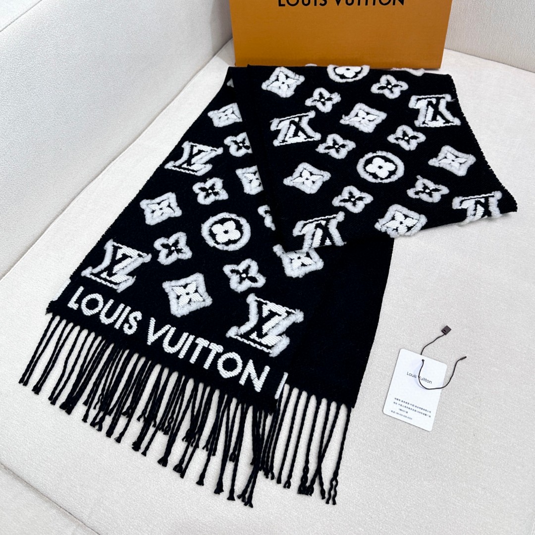 最新爆款到啦LV 3D 围巾为柔软毛绒混纺织入 Monogram 图案，再以撞色羊毛皮演绎瞩目 3D 效果。剪花工艺令两